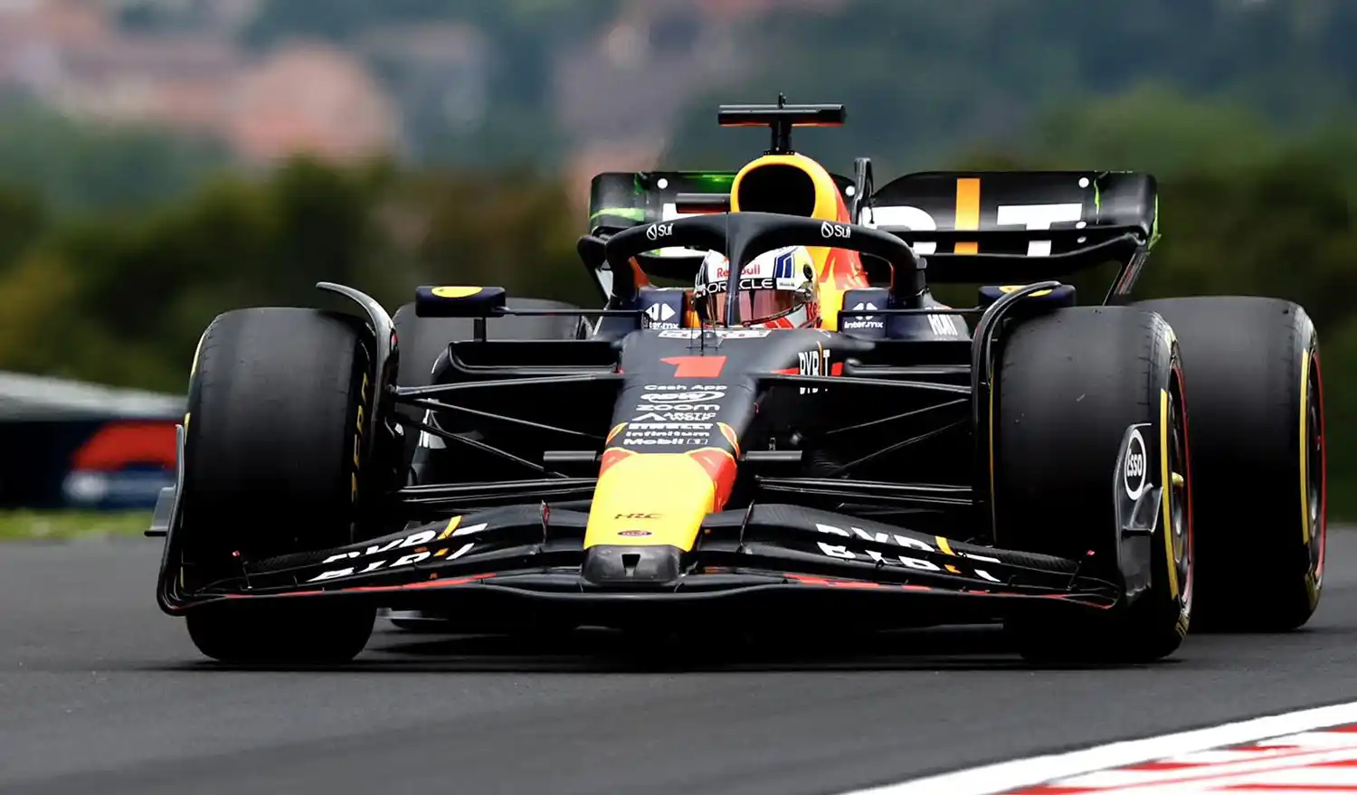 Max Verstappen wins 10 races in a row, breaking Formula 1 record